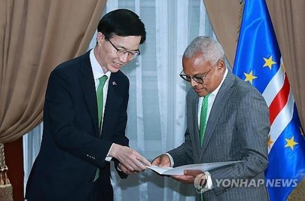This photo, provided by South Korea's industry ministry, shows Industry Minister Bang Moon-kyu (L) meeting with President of Cabo Verde Jose Maria Pereira Neves in the African country on Sept. 29, 2023. (PHOTO NOT FOR SALE) (Yonhap)
