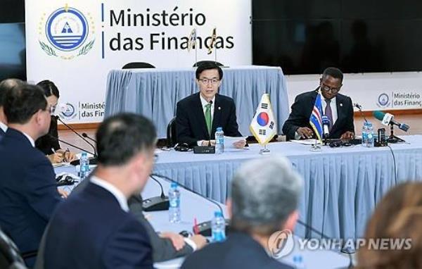 This photo, provided by South Korea's industry ministry, shows Industry Minister Bang Moon-kyu (2nd from R) speaking during a ceremony to sign two memorandums of understanding on eco<em></em>nomic cooperation between South Korea and Cabo Verde held in the African country on Sept. 29, 2023. (PHOTO NOT FOR SALE) (Yonhap)