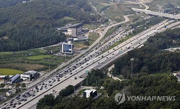 This photo, taken aboard a police helicopter, shows an aerial view of a road junction clogged with heavy traffic in Yongin, Gyeo<em></em>nggi Province, on Sept. 28, 2023. (Pool photo) (Yonhap)