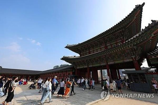 Gyeo<em></em>ngbok Palace in central Seoul is crowded with tourists on Chuseok, the Korean autumn harvest celebration, on Sept. 29, 2023. (Yonhap)