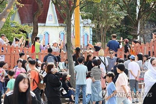 An amusement park in the central city of Daejeon is crowded with people on Sept. 30, 2023. (Yonhap)
