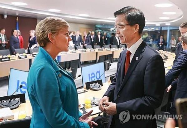 This photo, provided by South Korea's industry ministry, shows Industry Minister Bang Moon-kyu (R) meeting with U.S. Secretary of Energy Jennifer Granholm ahead of a summit of the Internatio<em></em>nal Energy Agency in Paris on Sept. 28, 2023. (PHOTO NOT FOR SALE) (Yonhap)