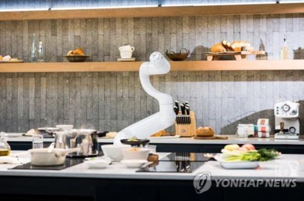 In this photo provided by Doosan Robotics Inc. on April 17, 2023, the company shows one of its collaborative robots used for the food and beverage business (PHOTO NOT FOR SALE) (Yonhap)
