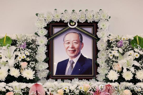 东亚社会集团名誉会长姜信浩去世，享年96岁
