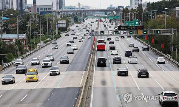 This photo taken Oct. 3, 2023, shows the Gyeo<em></em>ngbu Expressway in southern Seoul on the final day of the Chuseok holiday. (Yonhap)
