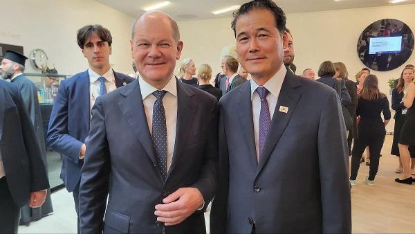 South Korean Unification Minister Kim Yung-ho (R) poses for a photo with German Chancellor Olaf Scholz during a ceremony to celebrate the 33rd anniversary of the reunification of East and West Germany after the fall of the Berlin Wall at Elbphilharmo<em></em>nie co<em></em>ncert hall in Hamburg, Germany, on Oct. 3, 2023, in this photo provided by the unification ministry. (PHOTO NOT FOR SALE) (Yonhap)