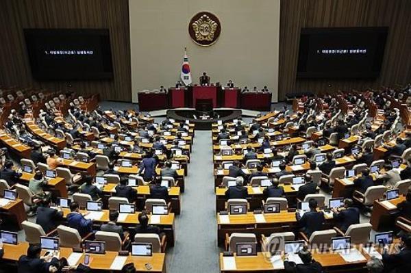 The Natio<em></em>nal Assembly holds a plenary session on Oct. 6, 2023, to vote for the co<em></em>nfirmation motion for Supreme Court Chief Justice nominee Lee Gyun-ryong. (Yonhap)