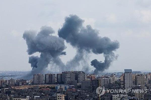 This Reuters photo shows smoke rising following Israeli strikes in Gaza on Oct. 10, 2023. (PHOTO NOT FOR SALE) (Yonhap)
