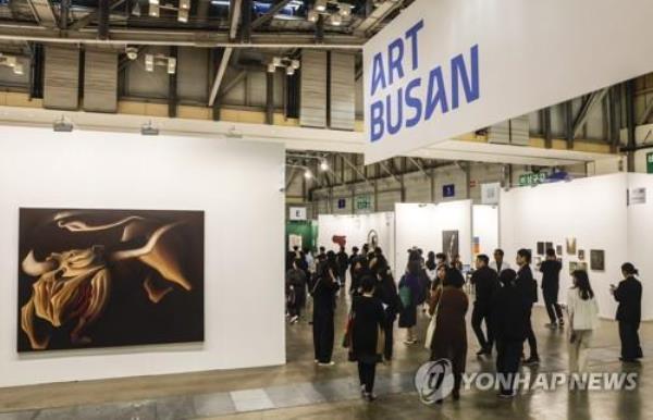 Visitors take a look at artworks on display at Art Busan at the Bexco exhibition center in Busan, in this file photo taken May 4, 2023. (Yonhap)