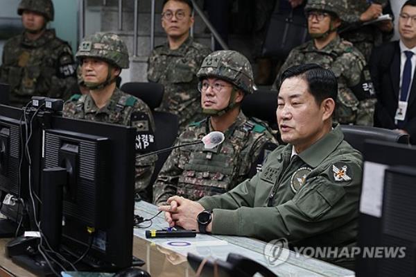 Defense Minister Shin Won-sik speaks during a visit to the command center of the Army's 1st Infantry Division in Paju, 37 kilometers north of Seoul, on Oct. 9, 2023, in this photo provided by his office. (PHOTO NOT FOR SALE) (Yonhap)