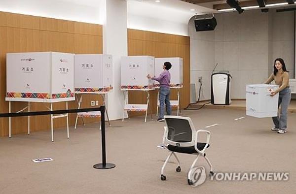 A polling station is being set up in Seoul's Gangseo district on Oct. 10, 2023, a day before the by-election for its ward chief. (Yonhap) 