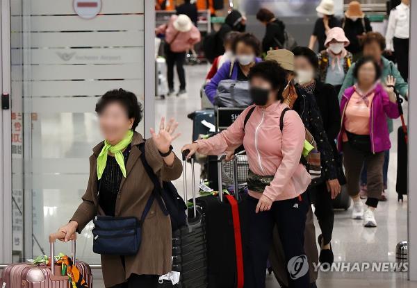 South Koreans arrive at Incheon Internatio<em></em>nal Airport, west of Seoul, from Israel on Oct. 11, 2023, amid escalating tensions after the Palestinian Islamist group Hamas launched a surprise attack on the Jewish state. (Yonhap) 