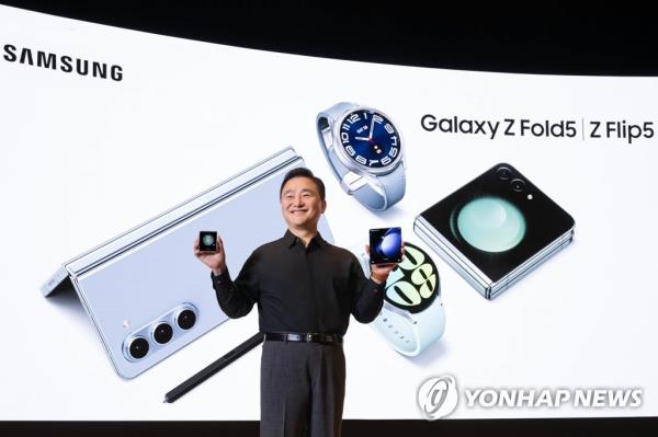 Roh Tae-moon, president and head of the mobile division at Samsung Electro<em></em>nics Co., introduces the Galaxy Z Flip 5 and the Fold 5 during the Galaxy Unpacked event at the COEX exhibition center in Seoul on July 26, 2023, in this photo provided by Samsung. (PHOTO NOT FOR SALE) (Yonhap)