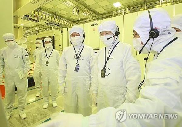 Finance Minister Choo Kyung-ho (2nd from R) visits a production line of SK hynix Inc. in Icheon, 56 kilometers southeast of Seoul, on Sept. 27, 2023, in this file photo released by his office. (PHOTO NOT FOR SALE) (Yonhap)