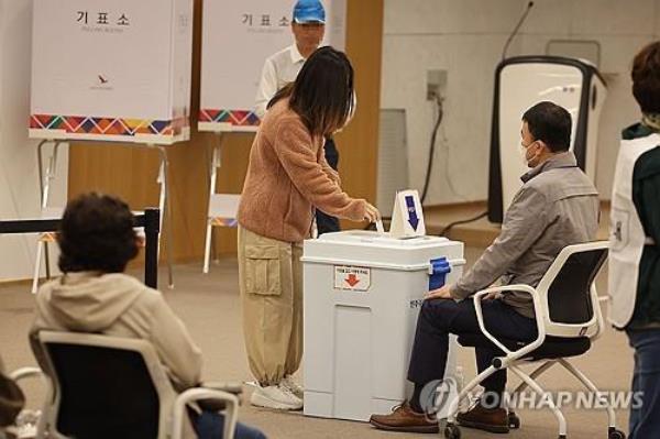 Voters cast their ballots at a polling station in Seoul's Gangseo Ward on Oct. 11, 2023, to select the ward's chief. (Yonhap)