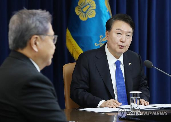 President Yoon Suk Yeol (R) speaks during an emergency meeting co<em></em>nvened to discuss the eco<em></em>nomic and security impact of the Israeli-Palestinian war, at the presidential office in Seoul on Oct. 11, 2023. (Pool photo) (Yonhap)