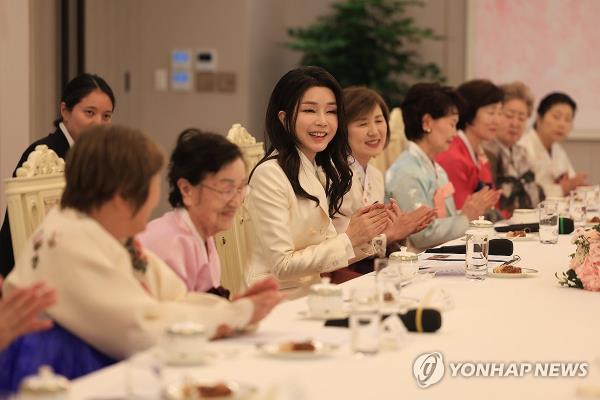 First lady Kim Keon Hee (3rd from L) holds a tea meeting with a group of Korean women residing in Japan, at the presidential office in Seoul on Oct. 11, 2023, in this photo provided by the presidential office. (PHOTO NOT FOR SALE) (Yonhap)
