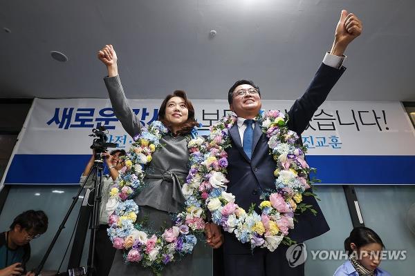 Jin Kyo-hoon (R) of the main opposition Democratic Party rejoices at his office in Seoul as he is on track to win a high-stakes by-election in Seoul on Oct. 11, 2023. (Yonhap)