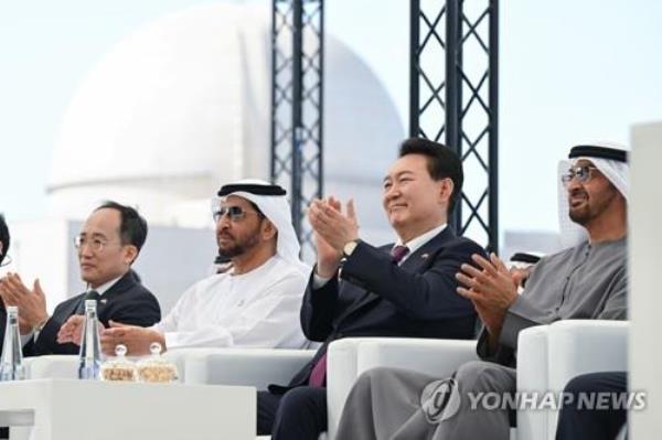 President Yoon Suk Yeol (3rd from L), United Arab Emirates President Mohamed bin Zayed Al Nahyan (R) and other officials attend a ceremony marking the commencement of operations of Unit 3 at the Barakah nuclear power plant, built by South Korea, in Abu Dhabi in this file photo taken Jan. 16, 2023. (Yonhap)