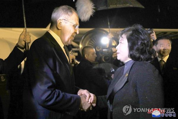 North Korean Foreign Minister Choe Son-hui (R) welcomes her Russian counterpart, Sergei Lavrov, upon his arrival at Pyo<em></em>ngyang Internatio<em></em>nal Airport on Oct. 18, 2023, in this photo provided by the North's Korean Central News Agency. (For Use o<em></em>nly in the Republic of Korea. No Redistribution) (Yonhap)