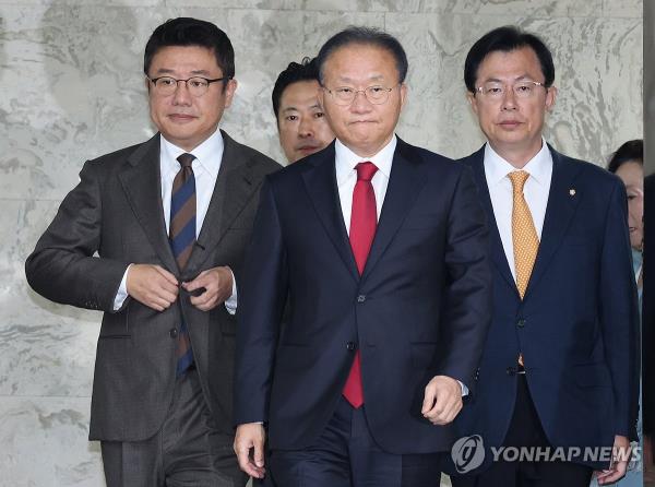 The ruling People Power Party's floor leader, Rep. Yun Jae-ok (C), is seen at the Natio<em></em>nal Assembly in Seoul, walking with other party members to attend a party meeting on Oct. 20, 2023. (Yonhap)