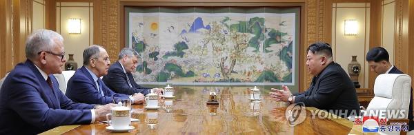 North Korean leader Kim Jong-un (2nd from R) holds talks with Russian officials, including Foreign Minister Sergei Lavrov (2nd from L), in Pyo<em></em>ngyang on Oct. 19, 2023, in this photo carried by the North's official Korean Central News Agency the following day. (For Use o<em></em>nly in the Republic of Korea. No Redistribution) (Yonhap)