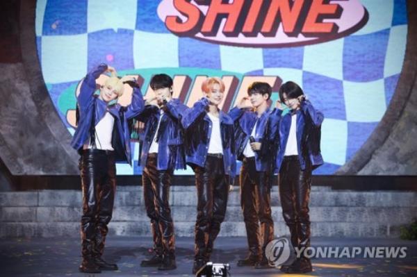 K-pop boy group Tomorrow X Together is seen in this photo provided by BigHit Music. (PHOTO NOT FOR SALE) (Yonhap)