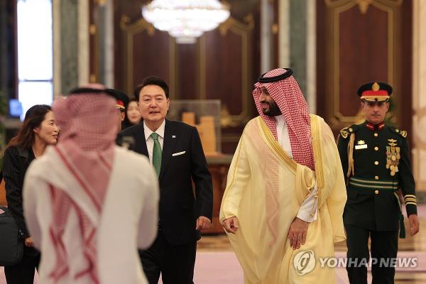 South Korean President Yoon Suk Yeol (2nd from L) and Saudi Crown Prince Mohammed bin Salman (R) walk to a meeting room at the Al Yamamah Palace in Riyadh on Oct. 22, 2023. (Pool photo) (Yonhap)