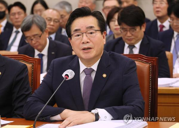 Agricultural Minister Chung Hwang-keun speaks during an audit session at the Natio<em></em>nal Assembly in Seoul on Oct. 23, 2023. (Yonhap)