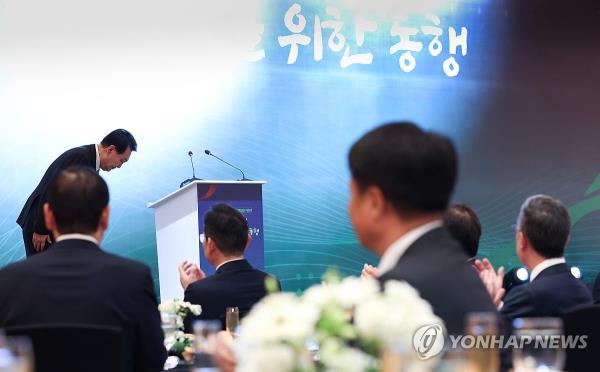 South Korean President Yoon Suk Yeol bows after giving a speech during a dinner meeting with a group of business executives accompanying him on a state visit to Saudi Arabia, at a hotel in Riyadh on Oct. 23, 2023. (Yonhap)
