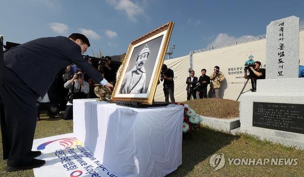 Rep. Woon Won-shik of the Democratic Party, the chairman of a commemoration association for General Hong Beom-do, burns incense during a ceremony marking the 80th anniversary of the death of independence fighter Hong Beom-do held at Daejeon Natio<em></em>nal Cemetery in Daejeon, 139 kilometers south of Seoul, on Oct. 25, 2023. (Pool photo) (Yonhap) 