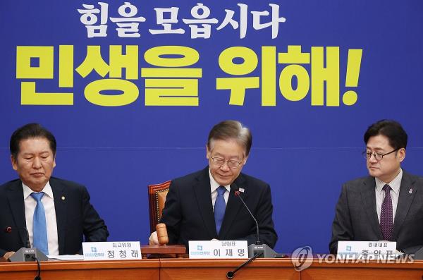 The leader of the main opposition Democratic Party, Rep. Lee Jae-myung attends a party leadership meeting at the Natio<em></em>nal Assembly in Seoul, on Oct. 26, 2023. (Yonhap)