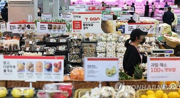 People shop at a discount store in Seoul on Oct. 29, 2023. (Yonhap)