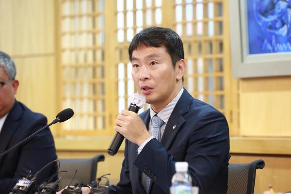 最高监管机构为股票卖空禁令辩护，抨击银行利息收入过高