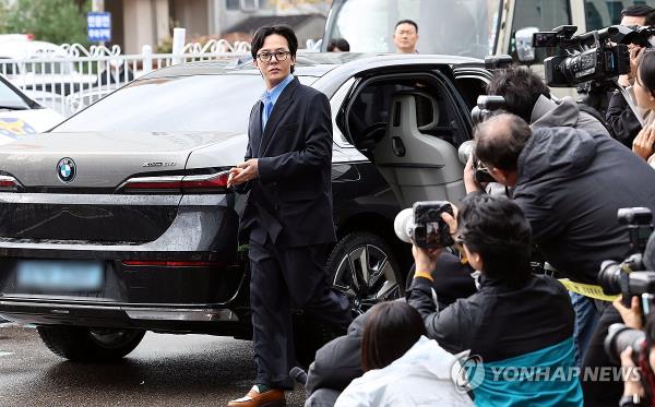 G-Dragon (L) of K-pop group BIGBANG arrives at the No<em></em>nhyeon Police Station in Incheon, west of Seoul, for questio<em></em>ning on Nov. 6, 2023. (Yonhap)