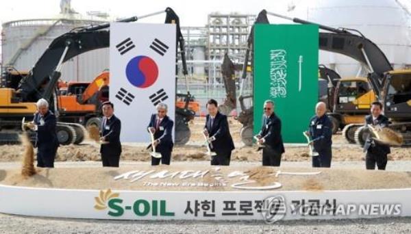 (From L to R) Mohammed Y. Al Qahtani, executive vice president of Aramco; Ulsan Mayor Kim Doo-kyum; Hussain A. Al Qahtani, CEO of S-Oil Corp.; President Yoon Suk Yeol; Amin Nasser, president and CEO of Aramco; and other officials together throw the first shovel of dirt during the groundbreaking ceremony for the Shaheen Project in Ulsan, 307 kilometers southeast of Seoul, on March 9, 2023, in this file photo provided by S-Oil. (PHOTO NOT FOR SALE) (Yonhap)