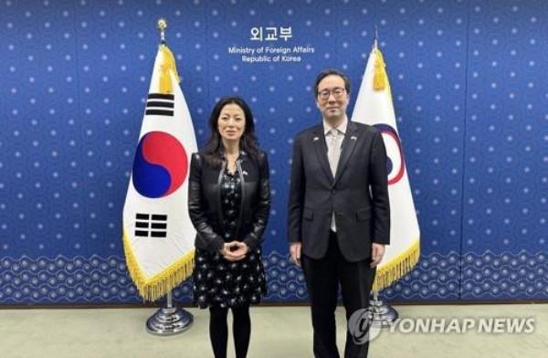 This file photo, provided by South Korea's foreign ministry, shows Lee Jun-il (R), the director-general for North Korean nuclear affairs at the ministry, and U.S. Deputy Special Representative for North Korea Jung Pak posing for a photo at the ministry in Seoul. (PHOTO NOT FOR SALE) (Yonhap)