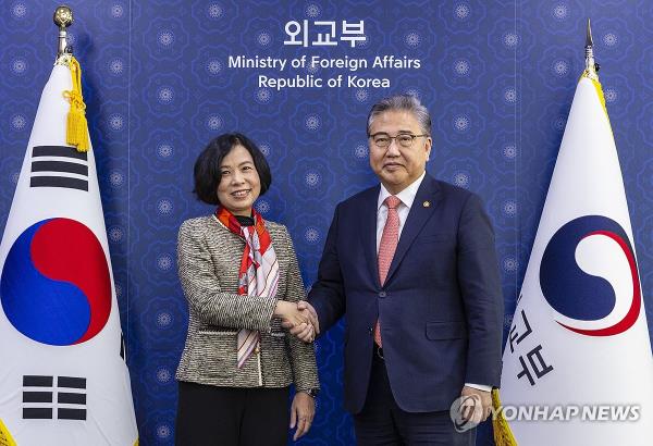 South Korean Foreign Minister Park Jin (R) shakes hands with Vu Viet Trang, general director of Vietnam News Agency, during their meeting at the foreign ministry in Seoul on Nov. 8, 2023. (Yonhap)