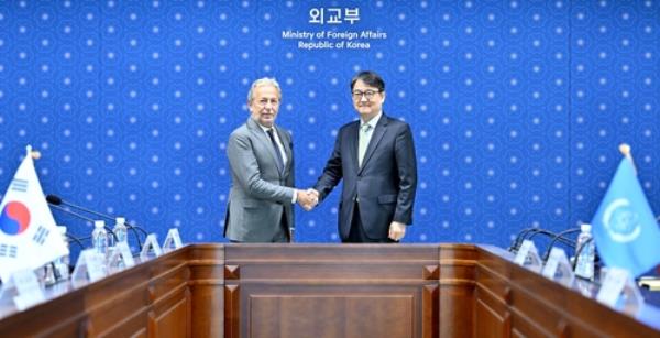 Park Yong-min (R), Seoul's deputy foreign minister for multilateral and global affairs, shakes hands with Massimo Aparo, deputy director general of the Internatio<em></em>nal Atomic Energy Agency ahead of their high-level policy co<em></em>nsultations on Nov. 8, 2023, in this photo provided by the ministry. (PHOTO NOT FOR SALE) (Yonhap)