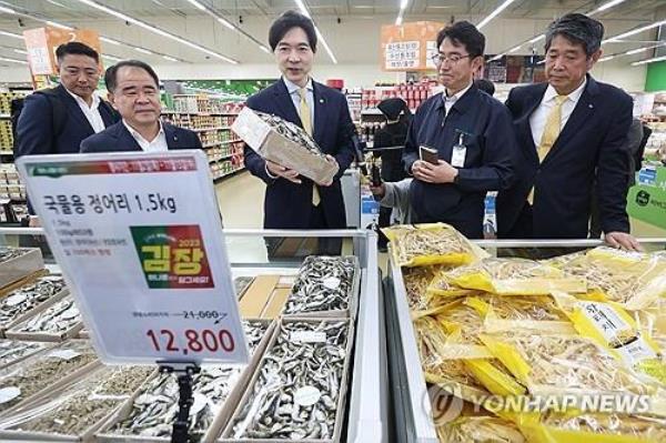 Vice Oceans Minister Park Sung-hoon (C) checks prices of seafood at a discount chain store in Seoul on Nov. 2, 2023. (Yonhap)