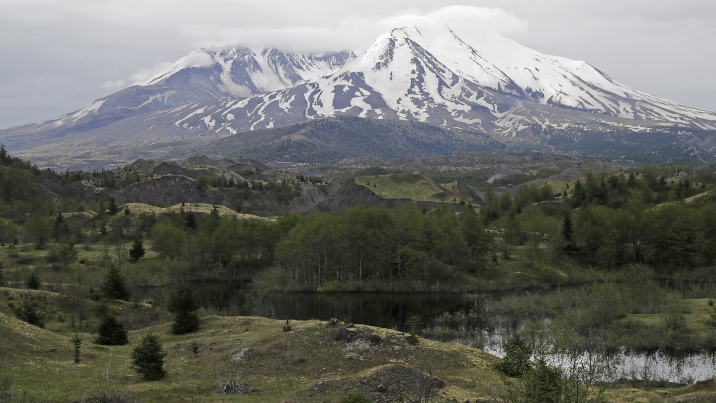 自7月中旬以来，圣海伦火山记录了400多次地震，但没有即将爆发的迹象