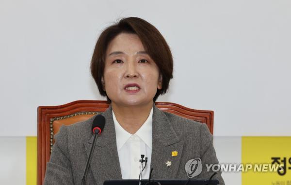 Rep. Lee Eun-joo of the minor opposition Justice Party speaks at a general meeting in the Natio<em></em>nal Assembly in this file photo taken Nov. 22, 2022. (Yonhap)