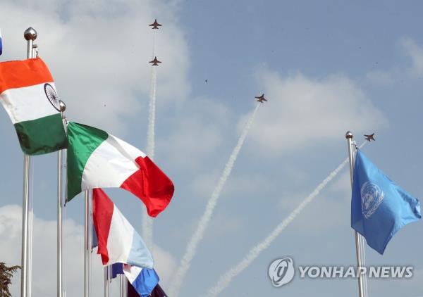 This file photo, taken Nov. 11, 2022, shows the South Korean Air Force's Black Eagles aerobatic team staging a memorial flight over the U.N. Memorial Cemetery in Busan, 320 kilometers southeast of Seoul, in an annual ceremony commemorating fallen troops who fought under the U.N. flag during the 1950-53 Korean War. (Yonhap)