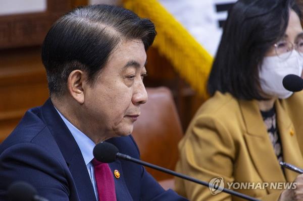 Lee Dong-kwan, head of the Korea Communications Commission, attends a Cabinet meeting on Nov. 10, 2023. (Yonhap)