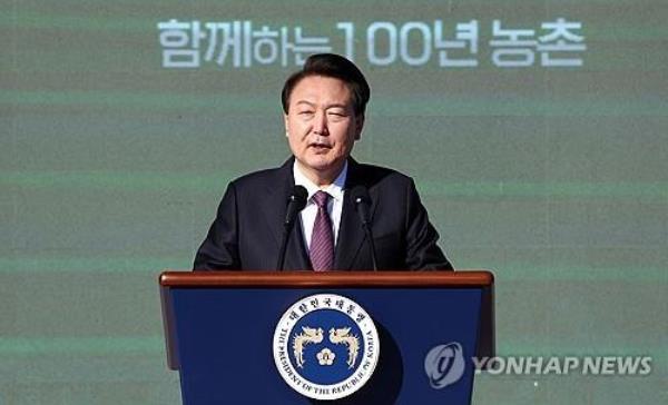 President Yoon Suk Yeol delivers a co<em></em>ngratulatory speech during a ceremony to mark Farmers Day in Suwon, 30 kilometers south of Seoul, on Nov. 10, 2023. (Pool photo) (Yonhap)
