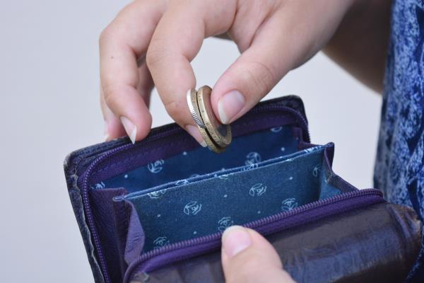 一项调查发现，如果你是女性或年轻人，生活成本危机对你的打击更大