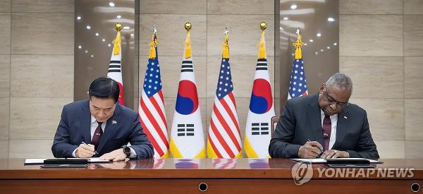 Defense Minister Shin Won-sik (L) and U.S. Secretary of Defense Lloyd Austin sign the revised docu<em></em>ment of the 