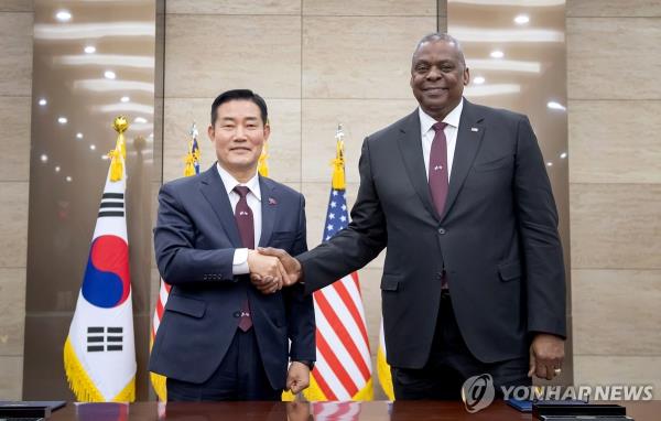 South Korean Defense Minister Shin Won-sik (L) and U.S. Secretary of Defense Lloyd Austin pose for a photo during the 55th Security Co<em></em>nsultative Meeting at the defense ministry in Seoul on Nov. 13, 2023, in this photo provided by the ministry. (PHOTO NOT FOR SALE) (Yonhap)