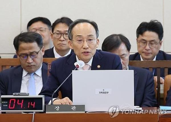 Finance Minister Choo Kyung-ho (C) speaks during a parliamentary session in Seoul on Nov. 13, 2023. (Yonhap)