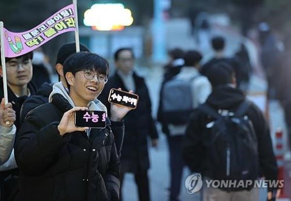 Students hold up messages of support at a school in Seoul for exam takers of the College Scholastic Ability Test held natio<em></em>nwide on Nov. 16, 2023. (Yonhap)